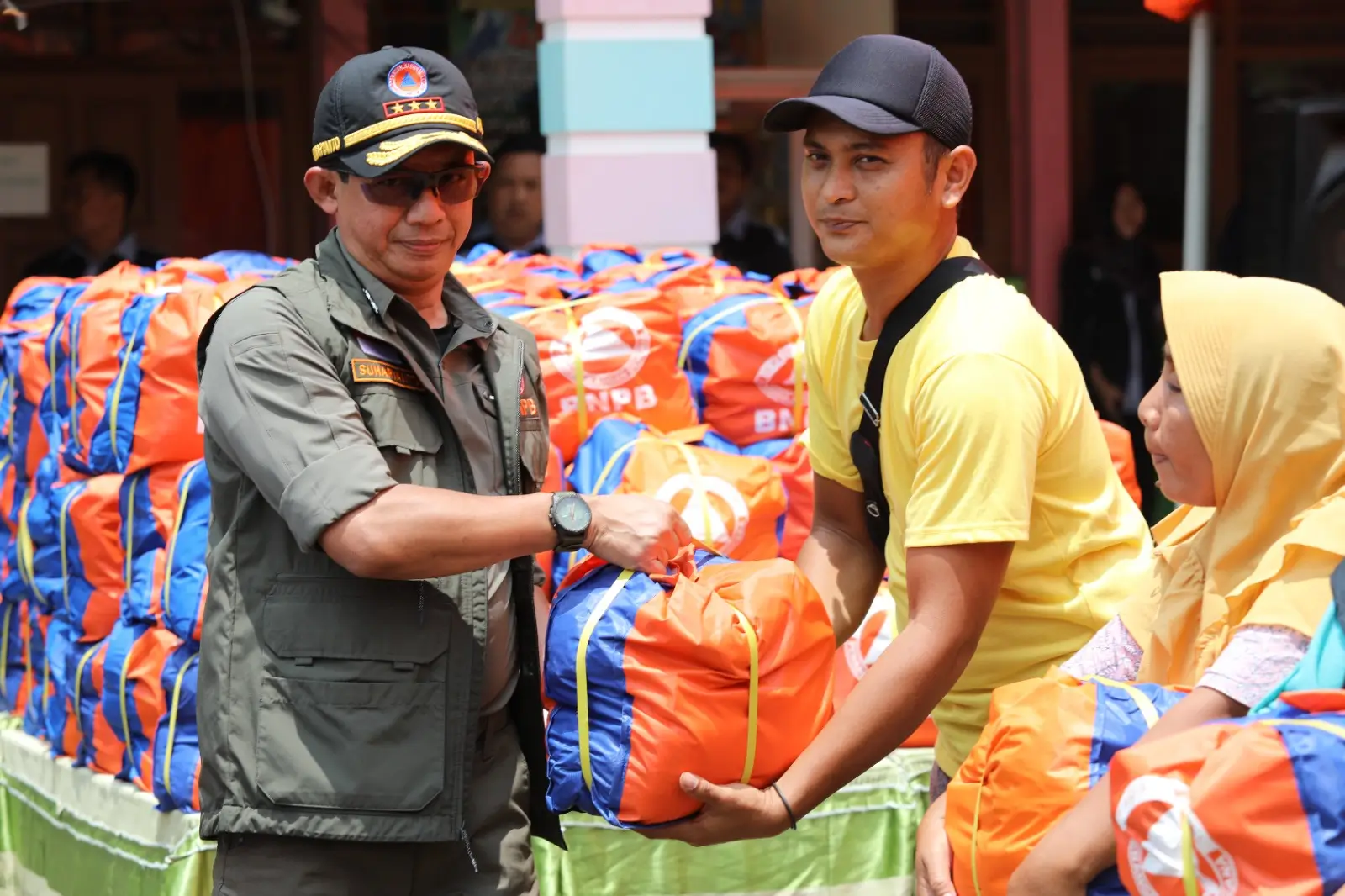 Kepala Badan Nasional Penanggulangan Bencana (BNPB) Letjen TNI Suharyanto saat berada di lokasi pengungsian SMK Ganesha memberikan bantuan paket sembako bagi warga terdampak banjir di Kabupaten Demak, Jawa Tengah pada Rabu (21/2).